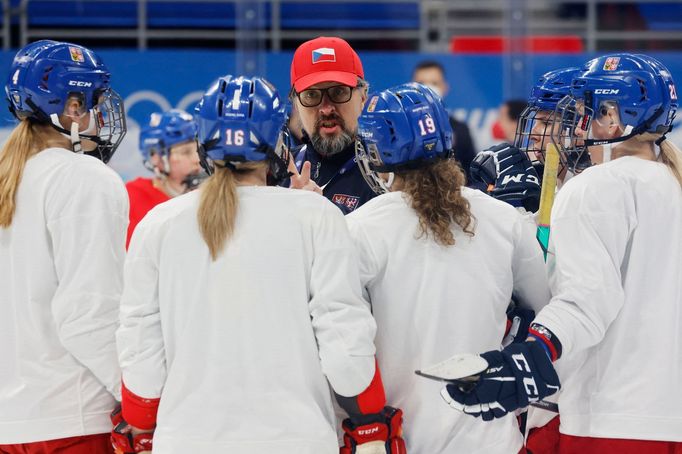 Kouč českých hokejistek Tomáš Pacina při tréninku týmu před ZOH 2022