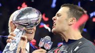 Fanoušci amerického fotbalu mají ještě v živé paměti lednovou jízdu New England Patriots ve finále Super Bowlu. Quarterback Tom Brady za stavu 3:28 zavelel a Patrioti doslova převálcovali Atlanta Falcons sérií 31 bodů.