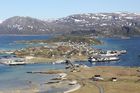 Norský ostrov chce zrušit čas, láká na svobodu. Lidé tu sekají trávník ve dvě ráno