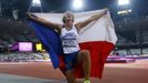 Oštěpařka Barbora Špotáková slaví zlatou medaili z olympiády v Londýně.