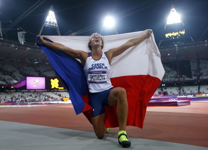 Oštěpařka Barbora Špotáková slaví zlatou medaili z olympiády v Londýně.