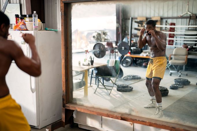 Michael B. Jordan jako Adonis Creed.