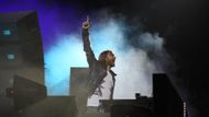 Dlouholetý harcovník tanečních parketů David Guetta začínal jako klubový dýdžej a s touto prací se spokojil po celá osmdesátá a devadesátá léta. V roce 2005 však jeho singl The World Is Mine prorazil do komerčních hitparád a od té doby se v nich Guettovy skladby pravidelně objevují. Díky zlepšující se finanční situaci si tak mohl třeba v roce 2007 dovolit hrát na palubě letadla z Paříze na Ibizu. Podle Forbesu to dotáhl až na současných 13,5 mil. dolarů (cca 280 milionů korun).