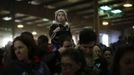 A girl sits on her father's shoulders as they await the arrival of U.S. President Barack Obama at a campaign rally in Hilliard, Ohio, November 2, 2012. REUTERS/Jason Reed (UNITED STATES - Tags: POLITICS USA PRESIDENTIAL ELECTION ELECTIONS) Published: Lis. 2, 2012, 3:55 odp.