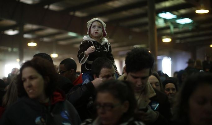 A girl sits on her father's shoulders as they await the arrival of U.S. President Barack Obama at a campaign rally in Hilliard, Ohio, November 2, 2012. REUTERS/Jason Reed (UNITED STATES - Tags: POLITICS USA PRESIDENTIAL ELECTION ELECTIONS) Published: Lis. 2, 2012, 3:55 odp.