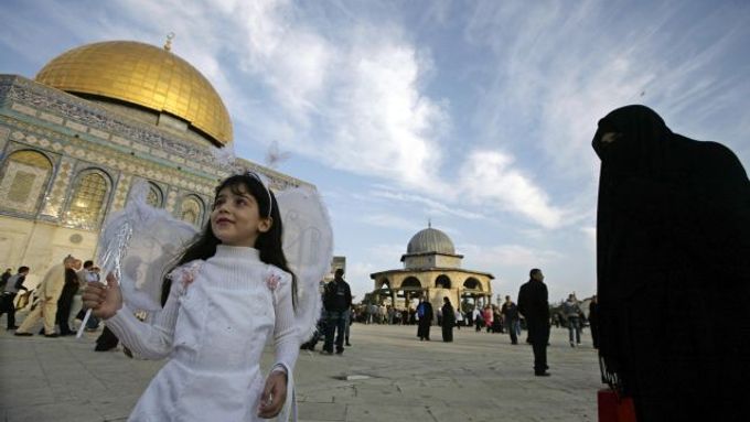 Palestinská dívka a žena před Omarovou mešitou na Chrámové hoře v Jeruzalémě.