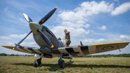 Celým jménem se slavná britská stíhačka jmenuje Spitfire Mk. XVIe. Vychází z velmi rozšířené verze IX, má ale licenčně vyráběný americký motor. Verze byla optimalizovaná pro nasazení v malých výškách.