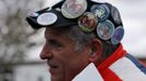 A campaign button vendor wears buttons on his cap outside Mentor High School, the site of a campaign rally for U.S. President Barack Obama, in Mentor November 3, 2012. REUTERS/Jason Reed (UNITED STATES - Tags: POLITICS ELECTIONS USA PRESIDENTIAL ELECTION) Published: Lis. 3, 2012, 3:06 odp.