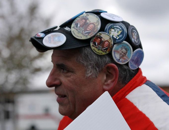 A campaign button vendor wears buttons on his cap outside Mentor High School, the site of a campaign rally for U.S. President Barack Obama, in Mentor November 3, 2012. REUTERS/Jason Reed (UNITED STATES - Tags: POLITICS ELECTIONS USA PRESIDENTIAL ELECTION) Published: Lis. 3, 2012, 3:06 odp.