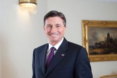 "Barbie" v posteli s modelkou. Slovinský exprezident překvapil reklamou na pyžama