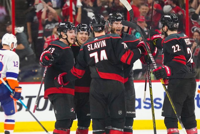 NHL, Stanley Cup Playoffs, New York Islanders vs Carolina Hurricanes, radost hráčů Caroliny