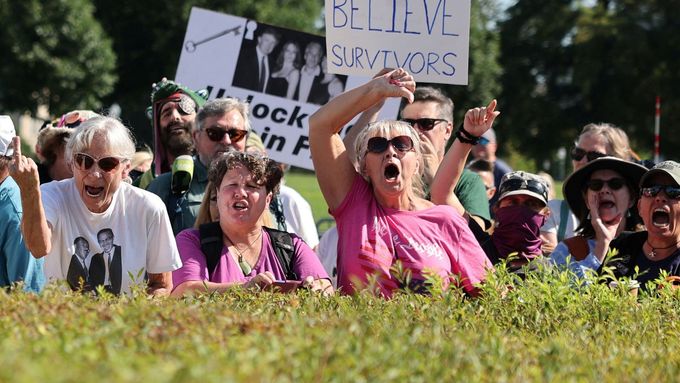 Lidé konfrontují členy Kongresu při tiskové konferenci o zákonu o zveřejnění spisů o Jeffrey Epsteinovi, Washington, D.C., 3. září 2025