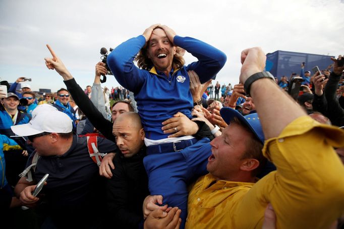 Golfista Tommy Fleetwood se raduje z triumfu týmu Evropy v Ryder Cupu na hřišti ve francouzském Guyancourtu.