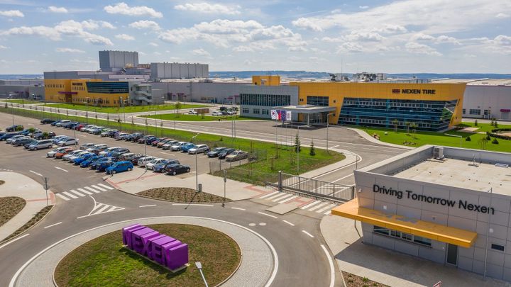 Nexen už chrlí pneumatiky. Obří hala se rodila v bolestech, stát na ni dal miliardy