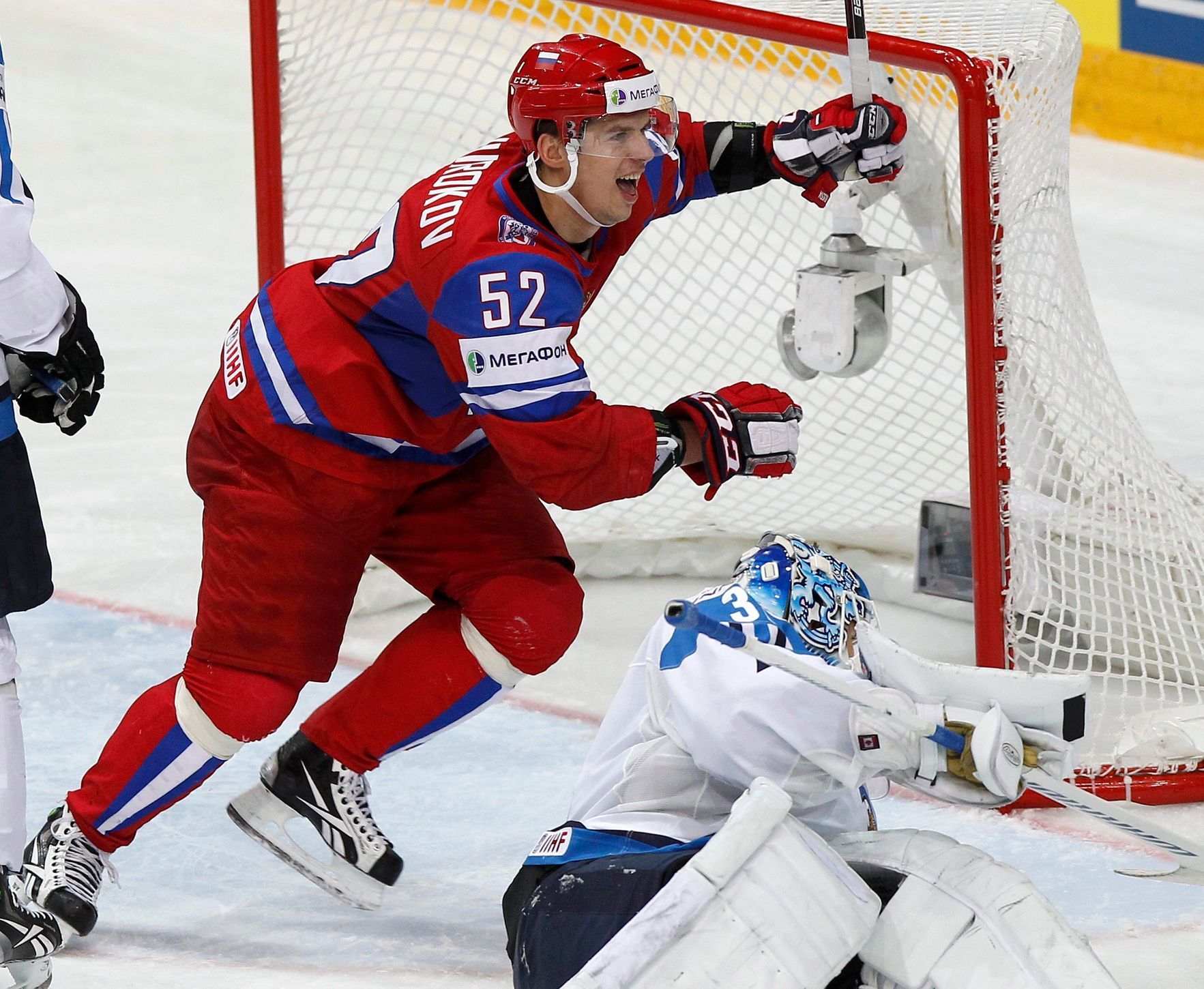 Širokov se raduje z gólu v semifinále MS Rusko - Finsko