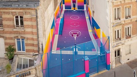 Značka Pigalle zrenovovala pařížské basketbalové hřiště. To nyní září barvami