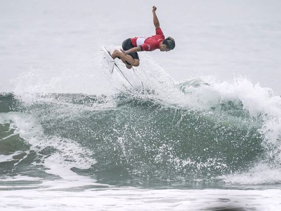 Japonský surfař Šun Murakami při generálce na olympijské závody v Curigasaki v Ičinomije