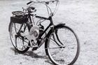 Prapředek dnešních motorek Suzuki, první motorové kolo z roku 1952.