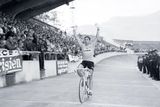 Merckx v cíli s rukama nad hlavou, tradiční obrázek 70. let v cyklistice.