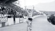 Merckx v cíli s rukama nad hlavou, tradiční obrázek 70. let v cyklistice.