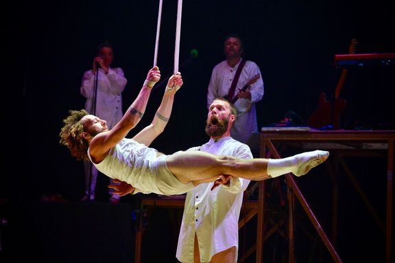 Snímek z inscenace Tabarnak od kanadského Cirque Alfonse.