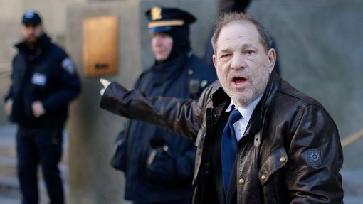 Filmový producent Harvey Weinstein opouští trestní soud v New Yorku (17. ledna 2020)