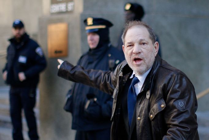 Filmový producent Harvey Weinstein opouští trestní soud v New Yorku (17. ledna 2020)