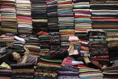 V šatech z Asie přišlo riziko rakoviny