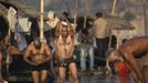 Hindu devotees pray as they take a holy dip in the waters of the Ganges river ahead of the "Kumbh Mela", or Pitcher Festival, in the northern Indian city of Allahabad January 10, 2013. During the festival, hundreds of thousands of Hindus take part in a religious gathering at the banks of the river Ganges. The festival is held every 12 years in different Indian cities. REUTERS/Ahmad Masood (INDIA - Tags: RELIGION SOCIETY) Published: Led. 10, 2013, 8:37 dop.