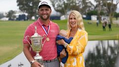 golf, PGA: U.S. Open, Jon Rahm s trofejí pro vítěze, manželkou a synem