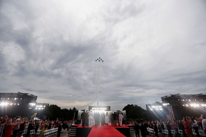 Prezident Donald Trump měl před sebou neprůstřelné sklo.