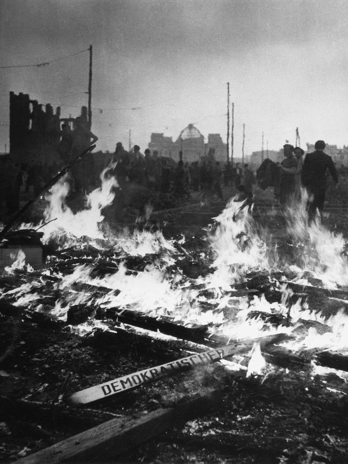 Pálení hraničních značek na Postupimském náměstí. Záběr z povstání 17. června 1953 ve Východním Berlíně.