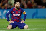 Domácí kapitán Lionel Messi na slavném stadionu Camp Nou v prvním poločase trefil břevno.