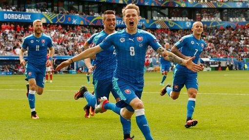 Euro 2016, Slovensko-Wales: Ondrej Duda (8) slaví gól na 1:1