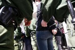 Policejní razie proti odpůrcům G8 rozdělují Německo