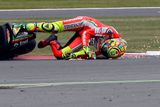 Poté sedminásobného šampiona MotoGP Valentina Rossiho jeho stroj rovněž vyhodil ze sedla. Třiatřicetiletý Ital si o asfalt pořádně obrousil helmu.