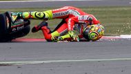 Poté sedminásobného šampiona MotoGP Valentina Rossiho jeho stroj rovněž vyhodil ze sedla. Třiatřicetiletý Ital si o asfalt pořádně obrousil helmu.