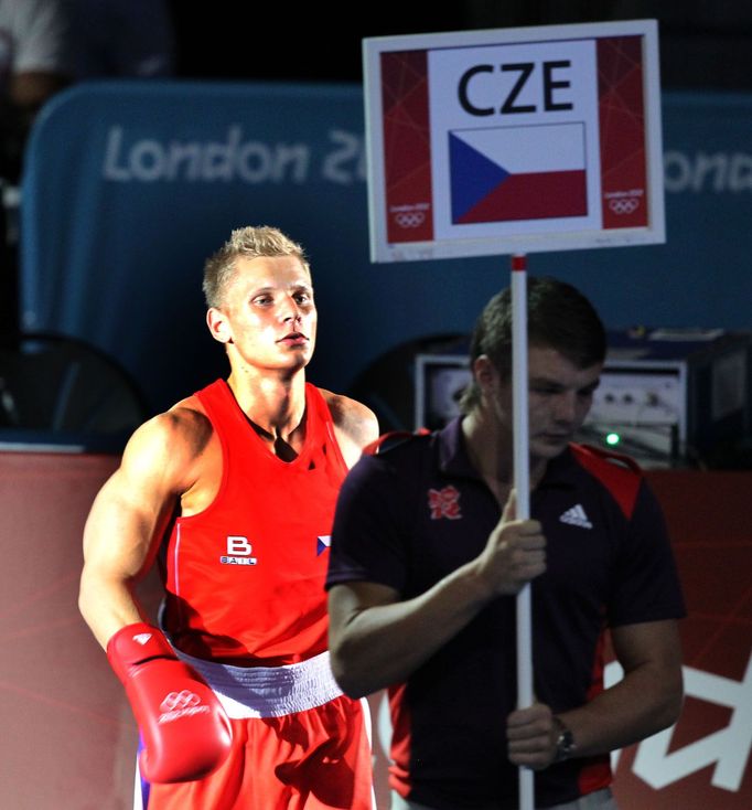 Český boxer Zdeněk Chládek bojuje v kategorii do 64 kg s Mongolem Munch-Erdene Urančimegem na OH 2012 v Londýně.