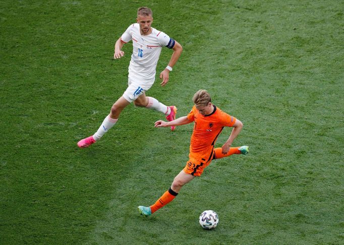 Frenkie de Jong a Tomáš Souček v osmifinále Nizozemsko - Česko na ME 2020