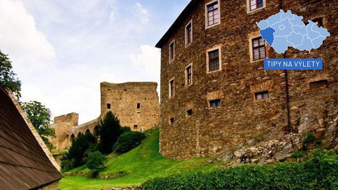 Velhartický hrad je jedním z trojice Velhartice, Kašperk, Rabí - tzv. šumavského trojhradí.