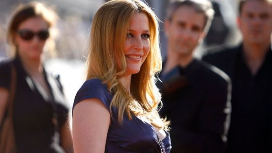 Scullyová ukázala bříško, Ling zase sexy šaty