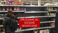 Záběry z pražských obchodů: Lidé rychle vykupují rýži, těstoviny i lunchmeat