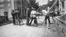 Archivní snímky neznámých autorů z let cca1900-1945, které zachraňuje fotograf Martin Wágner v rámci projektu "Negativy z popelnice" a dokumentuje tak zmizelý svět.