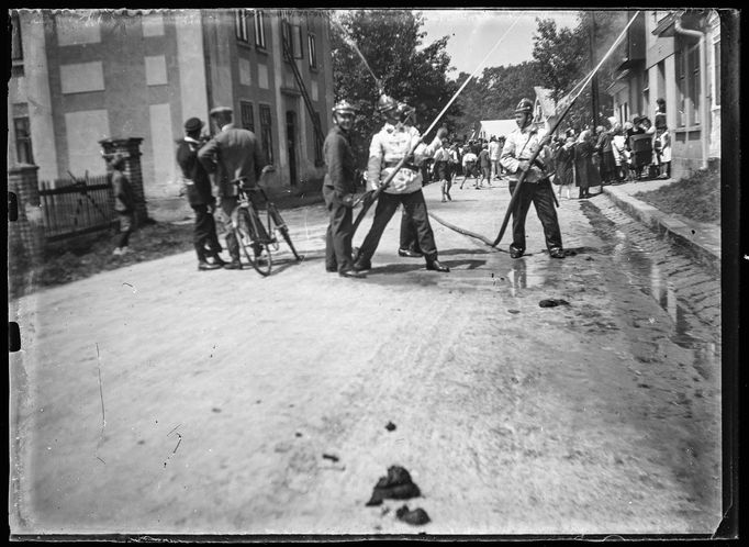 Archivní snímky neznámých autorů z let cca1900-1945, které zachraňuje fotograf Martin Wágner v rámci projektu "Negativy z popelnice" a dokumentuje tak zmizelý svět.