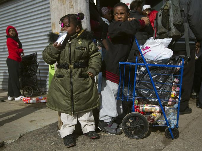 People wait outside a grocery store damaged by Hurricane Sandy to receive food and other supplies in the Rockaways section of the Queens borough of New York November 1, 2012. New York power company Consolidated Edison Inc said Thursday it still had about 659,400 homes and businesses without power three days after monster storm Sandy slammed into the U.S. East Coast. REUTERS/Shannon Stapleton (UNITED STATES - Tags: ENVIRONMENT DISASTER) Published: Lis. 1, 2012, 4:03 odp.