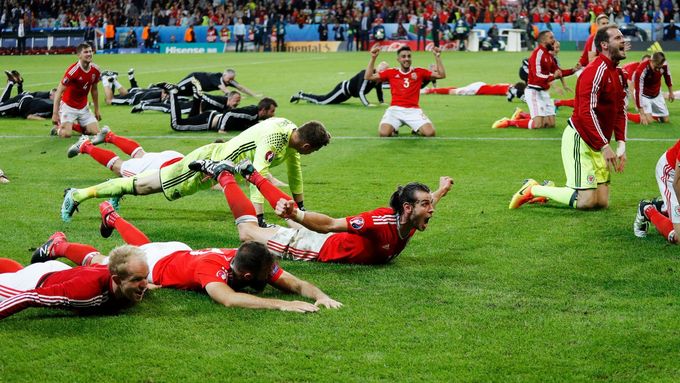 Fotbalisté Walesu slaví postup do semifinále Eura.