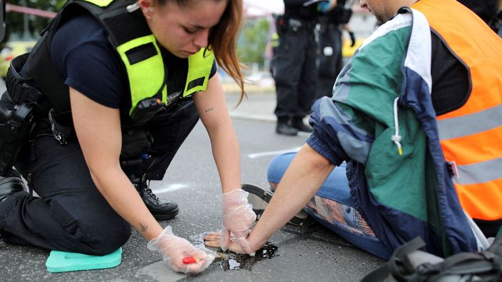 Klimatičtí aktivisté zablokovali dvě německá letiště, přilepili se k dráze