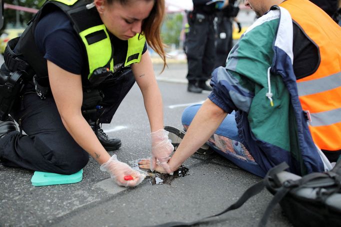 Skupina na twitteru napsala, že protestuje proti bezplánovitosti a porušování zákona ze strany vlády v době klimatické krize.