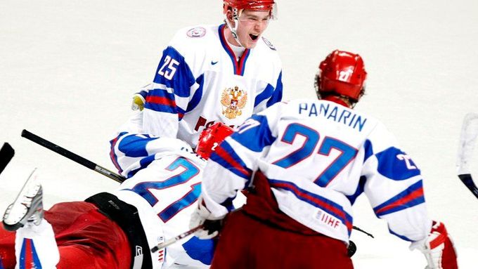Jevgenij Kuzněcov střílí vítězný gól v prodloužení zápasu s Finskem a zajišťuje Rusku postup do semifinále