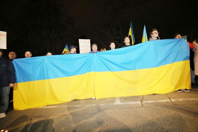 Záběry z pražské demonstrace před ruskou ambasádou na podporu napadené Ukrajině.